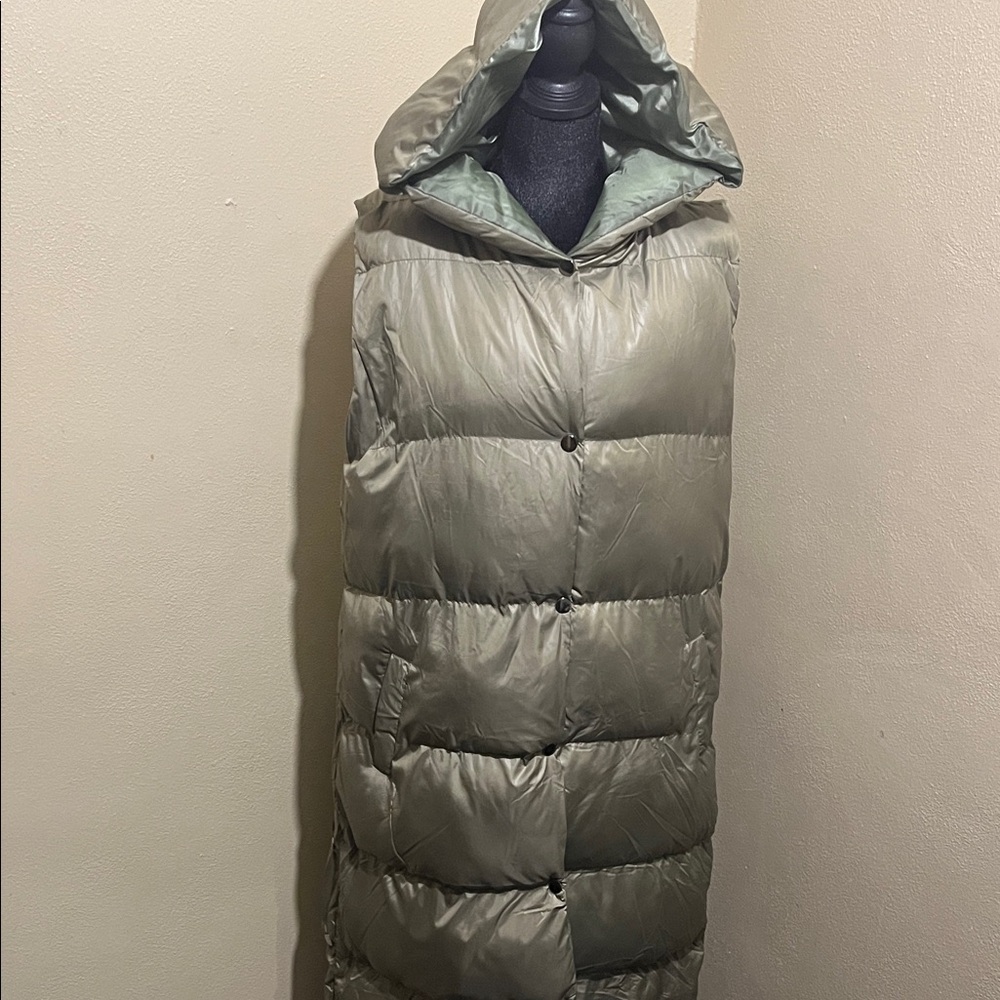 Hooded Puffer Vest in Metallic Gray